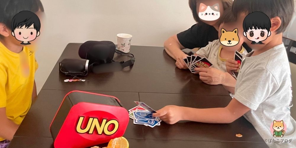 家族でUNOアタックを遊んでいる様子。カードを手にみんなで盛り上がっている