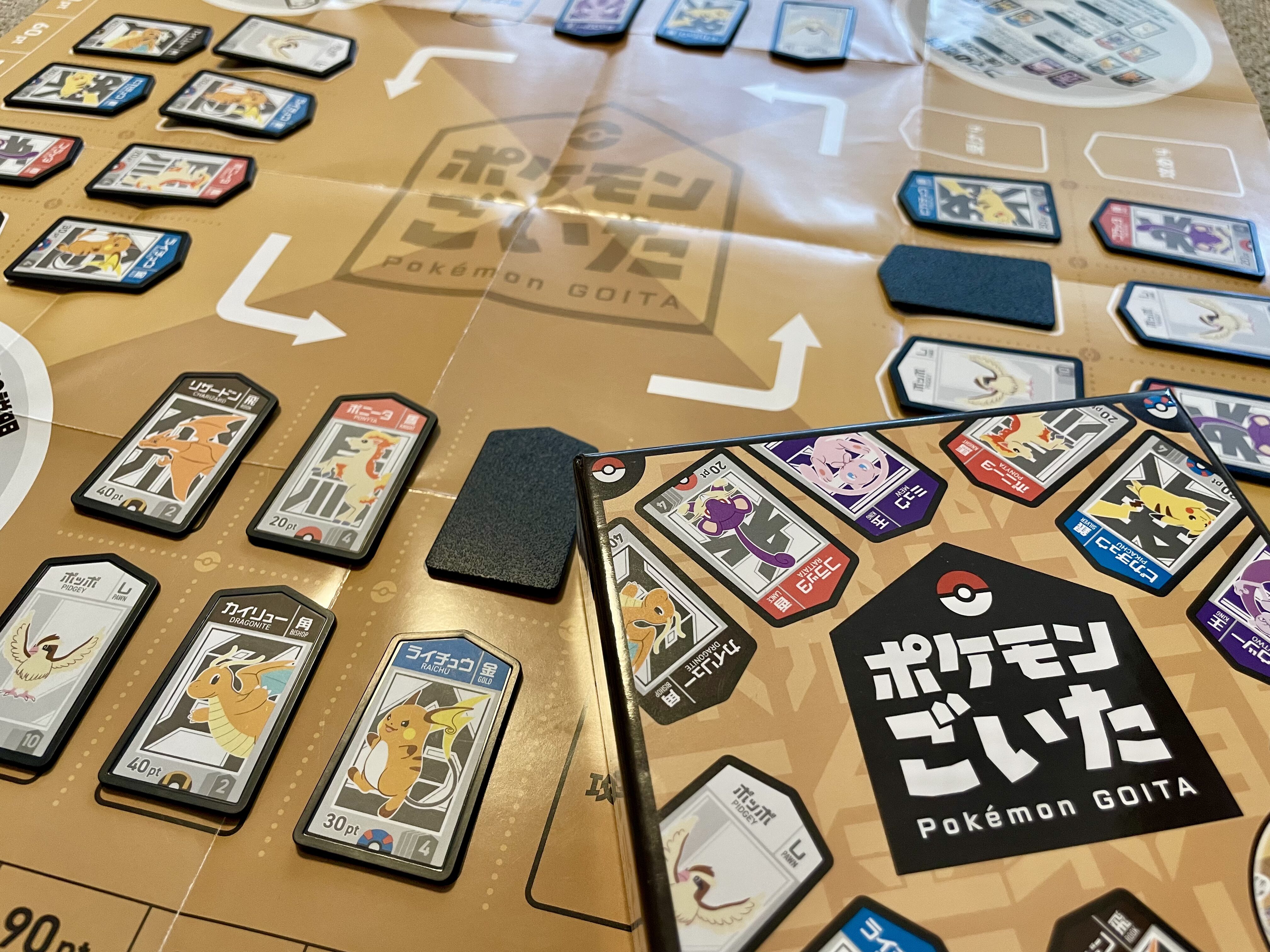 ポケモンごいたの盤面とカード配置。4人で囲んで遊ぶチーム戦カードゲーム