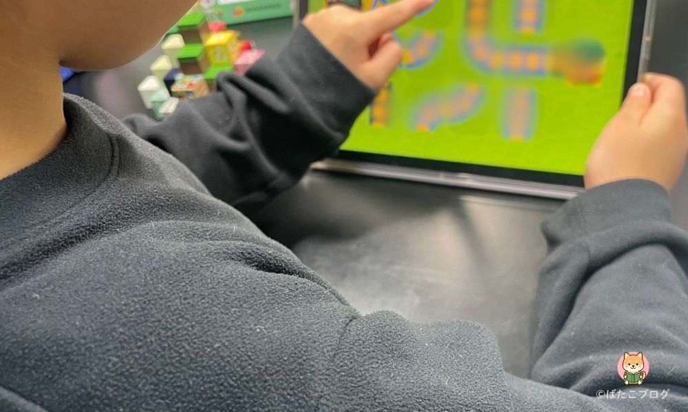 ワンダーボックスのアプリで問題に取り組む次男の様子（ばたこブログ実体験）